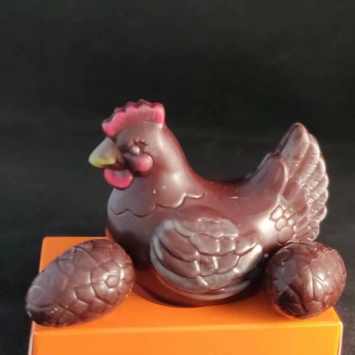 Petite poule noire et ses deux oeufs pralinés noirs - 70 g